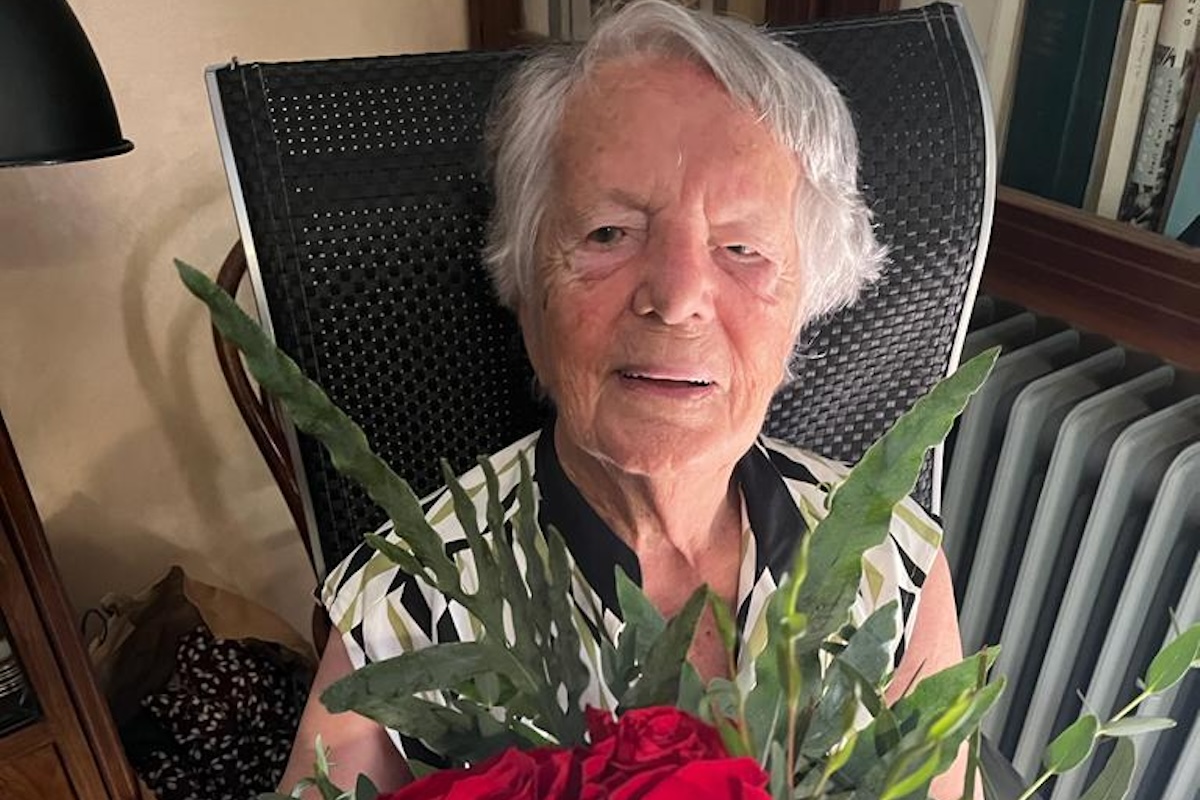Primer plano de Carmen Noguera con una gran rosa roja 