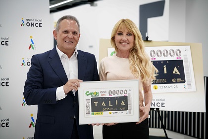 Ángel Luis Gómez Blázquez y Cayetana Guillén Cuervo sostienen una réplica del cupón dedicado a los Premios Talía