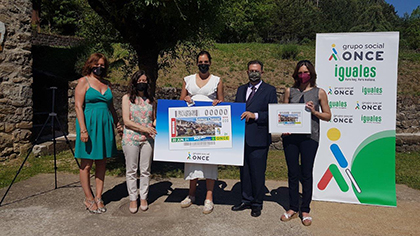 Foto de familia de la presentación del cupón dedicado al gentilicio cheso, de la localidad de Hecho