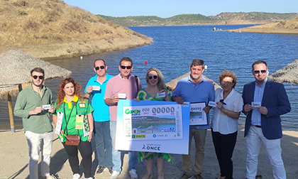 Foto de familia de la presentación del cupón dedicado a la Playa de La Breña
