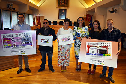 Presentación de los cupones de la ONCE dedicadoa al Teatro Quijano y el Reloj Cervantino de Ciudad Real