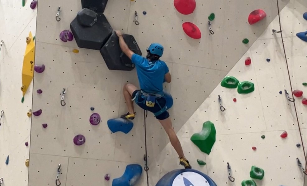 Guillermo Pelegrín escalando