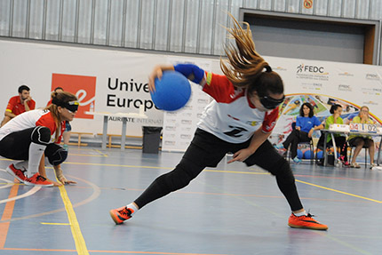 Jugadora de la selección femenina realizando un lanzamiento 