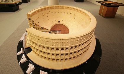 Maqueta del Coliseo Romano, expuesta en el Museo Tiflológico de la ONCE