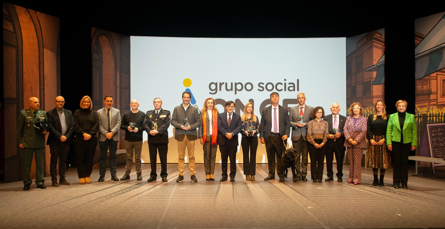 Foto familia Premios Solidarios Grupo Social ONCE La Rioja 2023
