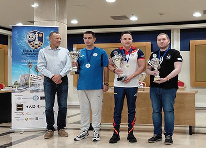 Daniel Pulvett (segundo por la derecha) en el podio del torneo sujetando el trofeo de campeón
