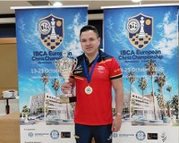 Daniel Pulvett posa con el trofeo de campeón