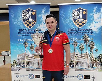 Daniel Pulvett posa con el trofeo de campeón