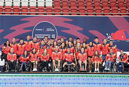 Equipo Paralímpico de Natación con la equipación de Decathlon
