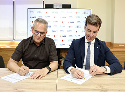 Ángel Luis Gómez y Francisco Javier Sánchez, en plena firma 