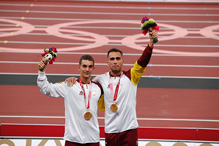 Gerard Descarrega y Guillermo Rojo en el podium con la medalla de oro