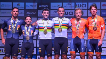 Imagen del podio con los tándem españoles con la medalla de oro y la de plata
