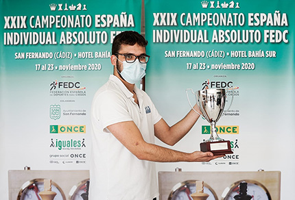 Eduardo Méndez con la copa de campeón