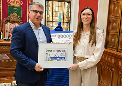 Manuel Serena e Iris Alemán, con una lámina enmarcada con el cupón dedicado a Hellín