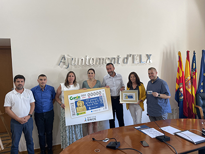 Foto de familia de la presentación del cupón dedicado al 125 aniversario del hallazgo de la Dama de Elche