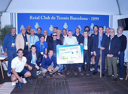 Foto de familia de la presentación del cupón dedicado al Club de Tenis Barcelona 1899, con los jugadores españls que han participado en Copa Davis