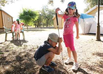 Un niño ciego junto a otra niña durante uno de los campamentos de verano de la ONCE