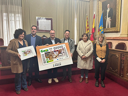 Foto de familia de la presentación del cupón dedicado al ‘Ball de Bastons’ de Vilanova i la Geltrú