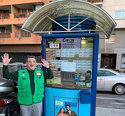 Francisco Santisteban junto al quiosco de la ONCE en el que ha repartido el Cuponazo