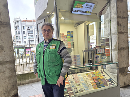 Luis Ángel González Torres, vendedor ONCE en Burgos