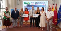 Foto de familia durante la presentación del cupón