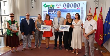 Foto de familia durante la presentación del cupón