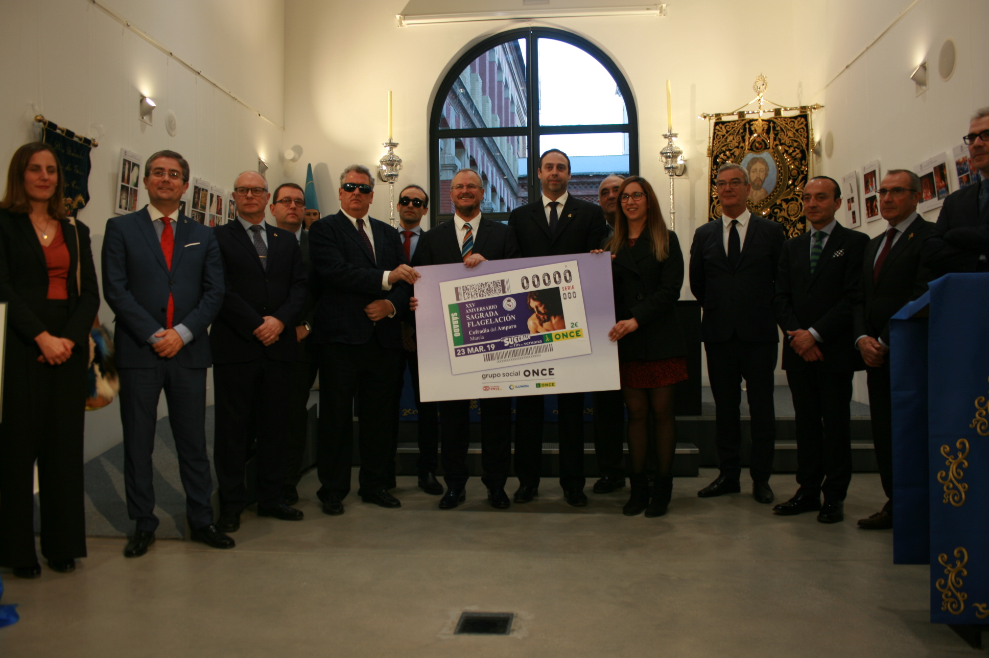 Foto de familia de la presentación del cupón de la ONCE dedicado al 25 aniversario de la Sagrada Flagelación Cofradía del Amparo