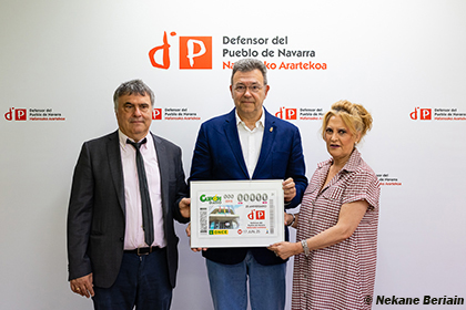 Valentín Fortún, Patxi Vera Donazar y Pilar Herrero, con una lámina enmarcada de este cupón