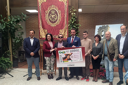 Foto de familia de la presentación del cupón dedicado al 325 aniversario del Nazareno de Miguelturra