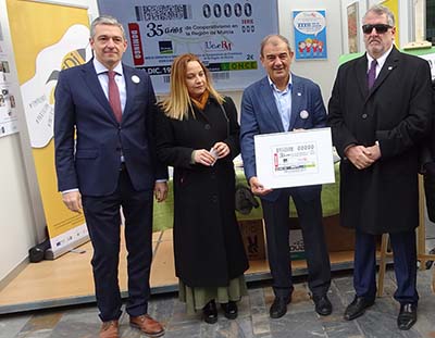 Foto familia presentación cupón del 35 aniversario del cooperativismo en la Región de Murcia