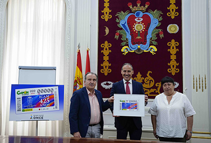 Luis Natalio Royo, Eugenio Ribón y Teresa Rodriguez Peco, durante la presentación del cupón