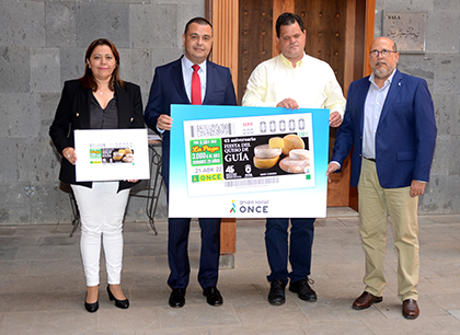 Foto de familia de la presentación del cupón de la ONCE dedicado al 45 aniversario de la Fiesta del Queso de Guía 