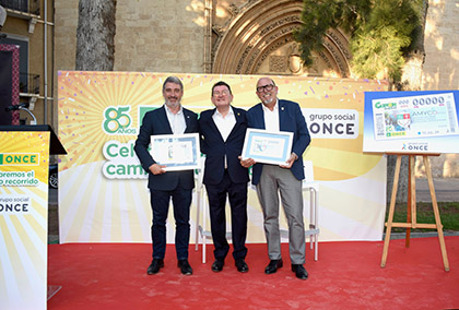 José Vegara Durá, Ángel Sánchez y Manuel Ortuño, con láminas enmarcadas con este cupón