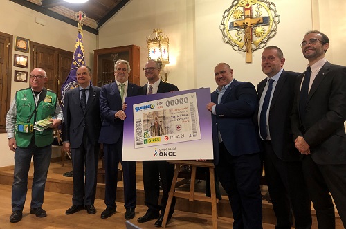 Foto de familia presentación del cupón dedicado al 75 aniversario de la Bendición de María Santísima de la Esperanza 