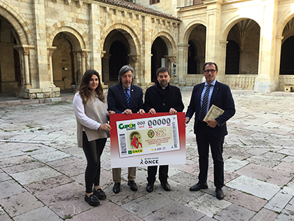 Foto de familia de la presentación del cupón dedicado al 875 aniversario de la Cofradía del Milagroso Pendón de San Isidoro, de León
