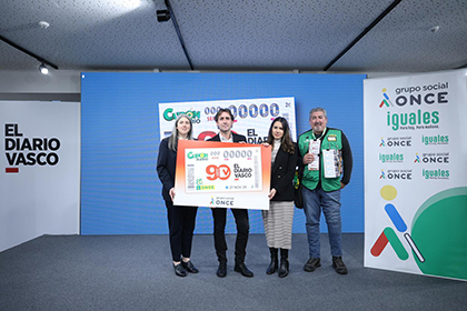 Foto de familia de la presentación del cupón dedicado al 90 aniversario de El Diario Vasco