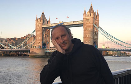 Josema Gómez posa delante del Tower Bridge de Londres