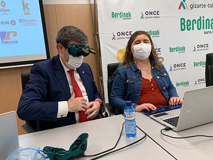 El alcalde de Bilbao, durante la navegación a ciegas, junto a una afiliada de la ONCE