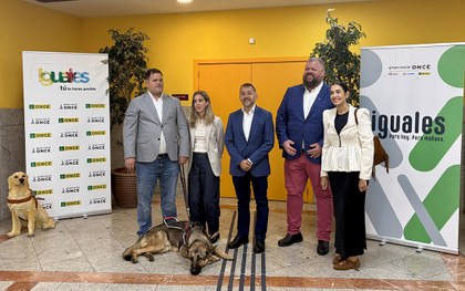 Foto de familia de la visita del alcalde de Tenerife a la DZ de la ONCE
