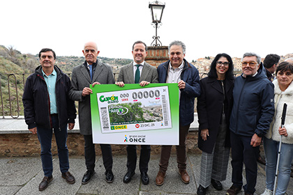 Foto de familia de la presentación del cupón dedicado al Almez de la Ermita del Valle, Toledo
