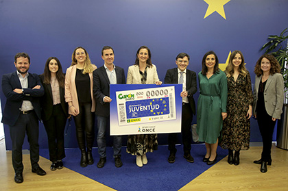 Foto de familia de la presentación del cupón dedicado al Día de Europa