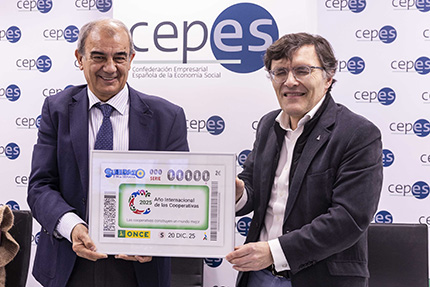 Juan Antonio Pedreño y Alberto Durán posan con la imagen del cupón