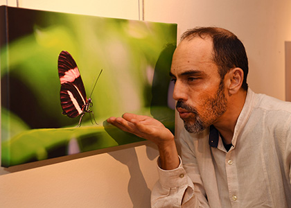 Víctor Meliveo junto a una de las fotografías que expone en el Tiflológico 