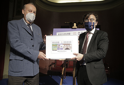 Juan Armindo Hernández (izquierda) y Alberto Durán, con una copia enmarcada del cupón