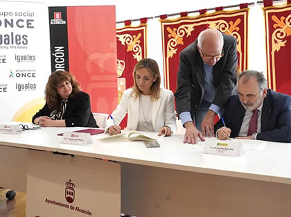 Momento de la firma del convenio entre el delegado y la alcaldesa