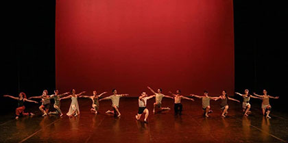 Todo el grupo de ballet sobre el escenario con Teo Marco en el centro