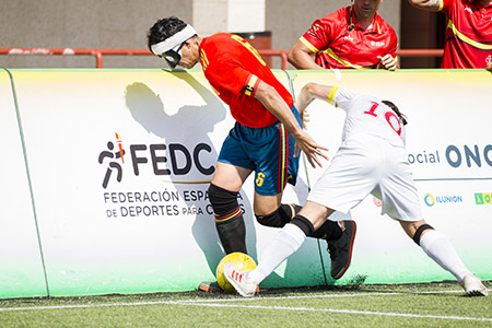 Lance del juego entre Adolfo Acosta y un rival francés