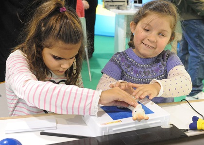 Dos alumnas con ceguera en un aula