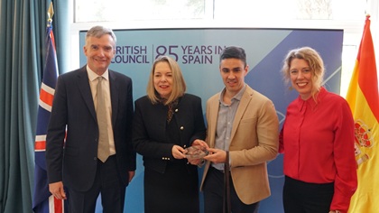 Ana Díaz y Román Martínez flanqueadospor el embajador de Reino Unido y la directora del British Council