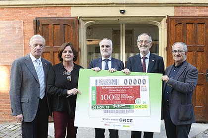 Xabier Alkorta, Arantza Cuesta, Juan Carlos Andueza, Iñaki Dorronsoro, Miguel Ángel Aizpurua, con una copia del cupón de la ONCE